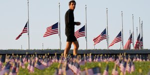 Ακτιβιστές έβαλαν σημαιάκια για τους 200.000 νεκρούς από κορωνοϊό στις ΗΠΑ στο εθνικό πάρκο της Ουάσιγκτον