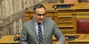 Ο Βασίλης Κοντοζαμάνης μιλάει στην Βουλή