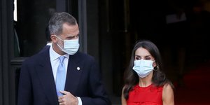 Η βασίλισσα Λετίθια με κόκκινο φόρεμα Carolina Herrera