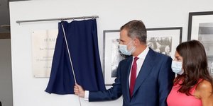 Η βασίλισσα Λετίθια με ροζ φόρεμα Michael Kors