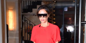 H Βικτόρια Μπέκαμ με κόκκινο φόρεμα