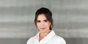 H Bικτόρια Μπέκαμ με λευκό πουκάμισο και μαύρο παντελόνι