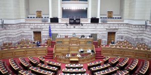 Αδεια η Βουλή