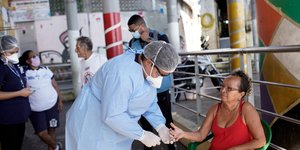 Γιατρός παίρνει δείγμα από ασθενή στην Βραζιλία