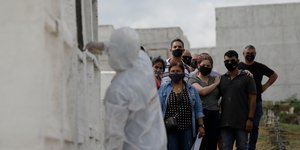 Συγγενείς στην Βραζιλία παρακολουθούν ταφή ανθρώπου