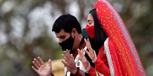 Ζευγάρι διαλογίζεται στην Βραζιλία, φορώντας παραδοσιακά ρούχα