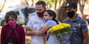 Βραζιλιάνοι θρηνούν σε νεκροταφείο