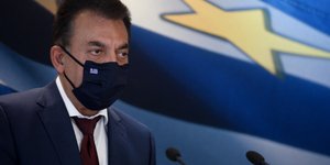 Γιάννης Βρούτσης με μασκα 