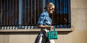 γυναίκα με πουκάμισο και γυαλιά στην εβδομάδα μόδας