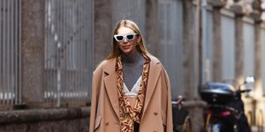 γυναίκα με κοστούμι και γυαλιά