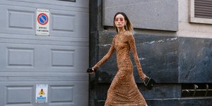 γυναίκα με φόρεμα και γυαλιά στην εβδομάδα μόδας