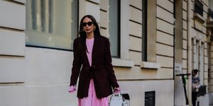 γυναίκα με φόρεμα στην εβδομάδα μόδας