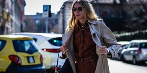 Γυναίκα με παλτό και τζιν