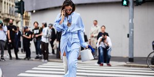 γυναίκα με πουκάμισο και γυαλιά στην εβδομάδα μόδας