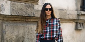 γυναίκα με πουκάμισο και γυαλιά στην εβδομάδα μόδας