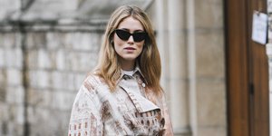 γυναίκα με φόρεμα και γυαλιά στην εβδομάδα μόδας