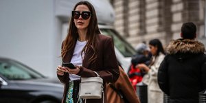 γυναίκα με γυαλιά στην εβδομάδα μόδας