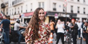 γυναίκα με πουκάμισο στην εβδομάδα μόδας