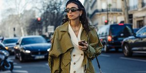 γυναίκα με γυαλιά στην εβδομάδα μόδας