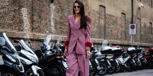 γυναίκα με κοστούμι στην εβδομάδα μόδας