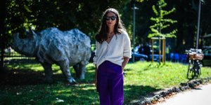 γυναίκα με γυαλιά στην εβδομάδα μόδας