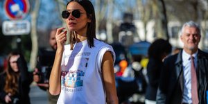 γυναίκα με τζιν και τοπ στην εβδομάδα μόδας