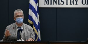 Ο Χαράλαμπος Γώγος με μάσκα στην ενημέρωση του υπουργείου Υγείας