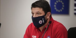 Ο Νίκος Χαρδαλιάς με κόκκινο μπλουζάκι και μάσκα