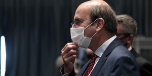 κωστης χατζηδάκης προφιλ με μασκα
