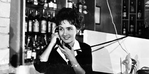 Η Ξένια Καλογεροπούλου στην ταινία ο θησαυρός του Μακαρίτη