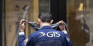 Χρηματιστής στη Νέα Υόρκη βάζει για μάσκα ένα πανί