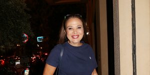 Η Χριστίνα Αλεξανιάν με παντελόνι και μπλούζα