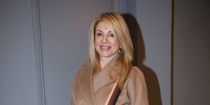 Η Χριστίνα Πολίτη με μπεζ παλτό