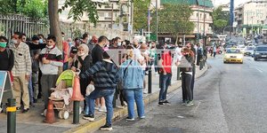 Ατελείωτες ουρές έξω από την Υπηρεσία Ασύλου στην λεωφόρο Κατεχάκη