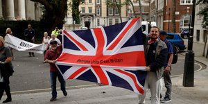 Υποστηρικτές του Brexit στο Λονδίνο, με σημαία της Βρετανίας