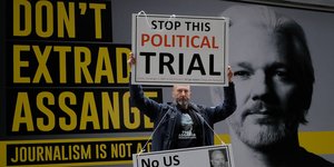 υποστηρικτής του Τζούλιαν Ασάνζ κρατά πλακάτ