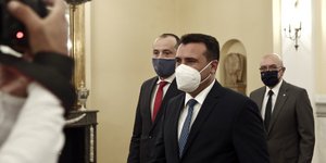 Ζόραν Ζάεφ με μάσκα