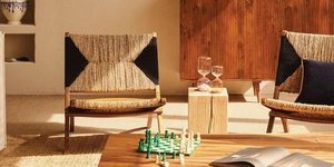 Καρέκλες και τραπέζι στο σαλόνι