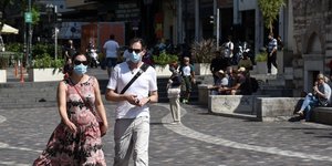 Πολίτες με μάσκα στο Μοναστηράκι στο κέντρο της Αθήνας