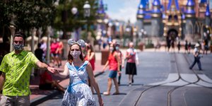 Ζευγάρι με μάσκες στην Walt Disney