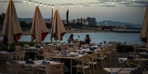 ζευγαρι σε αδειο εστιατοριο