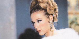 Ζωή Λάσκαρη με ψηλό κότσο και σκουλαρίκια