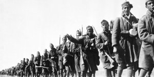 φανταροι ο ενας πισω απο τον άλλο