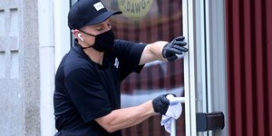 Aπολύμανση πόμολου στην είσοδο κτιρίου στο Σολτ Λέικ Σίτι