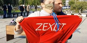 Η στιγμή που η ακτιβίστρια των FEMEN ξεγυμνώνεται μπροστά στον πρόεδρο της Ουκρανίας