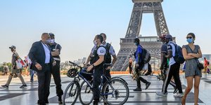 12.000 αστυνομικοί θα επιβλέπουν στη Γαλλία την τήρηση της απαγόρευσης κυκλοφορίας