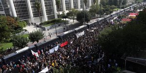 Πλήθος συγκεντρωμένο έξω από το δικαστήριο για τη δίκη της Χρυσής Αυγής