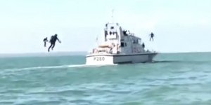 Στιγμιότυπο από τη δοκιμή της στολής τύπου Iron Man από το βρετανικό πολεμικό ναυτικό 