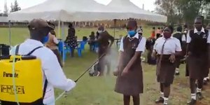 Η σκηνή με τον ψεκασμό των μαθητριών που σόκαρε την Κένυα