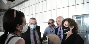 Η Μάγδα Φύσσα έξω από το Εφετείο στη Δίκη της Χρυσής Αυγής